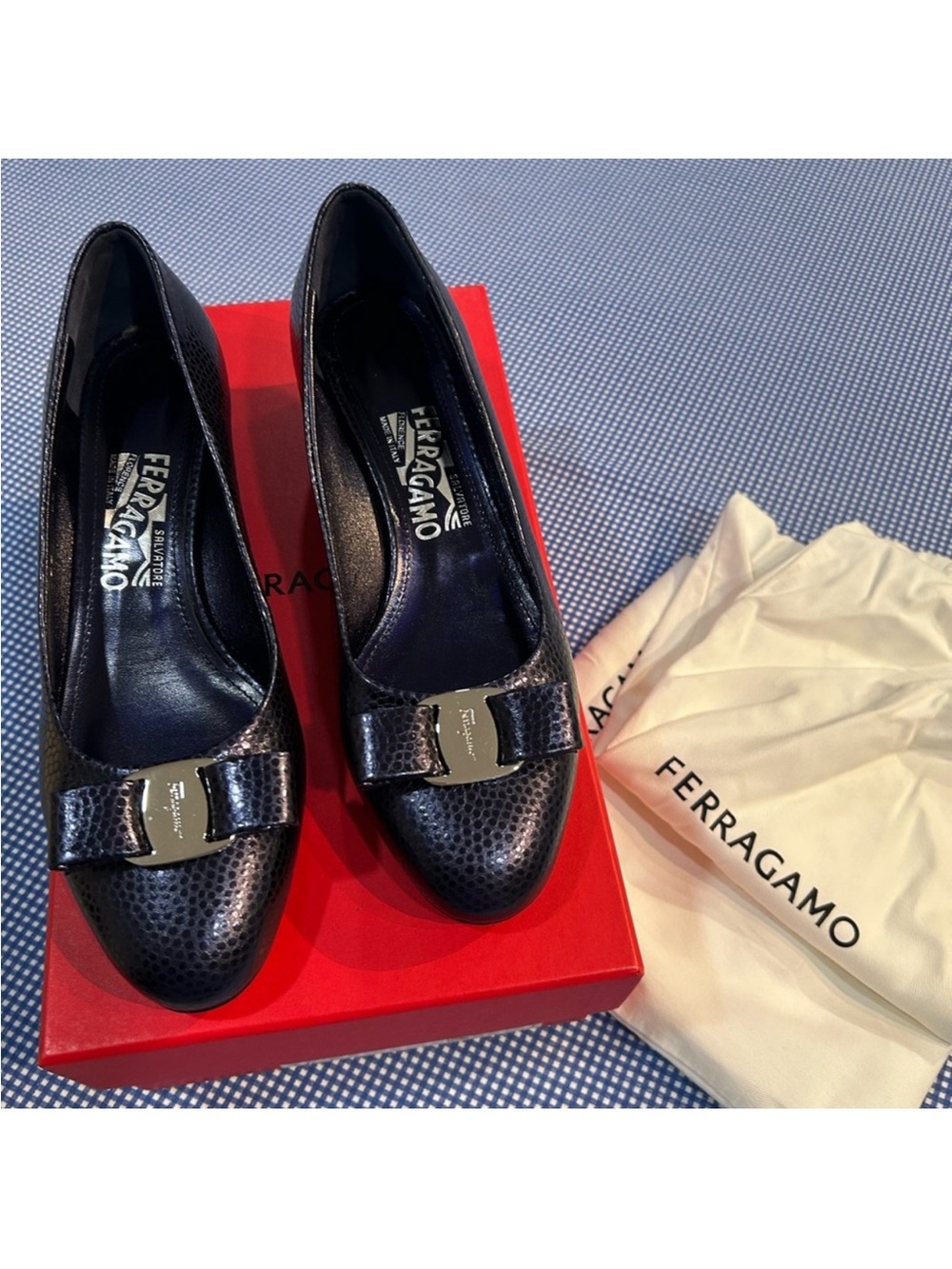 Salvatore Ferragamo navy blue Textured Vara Bow Leather Pumps